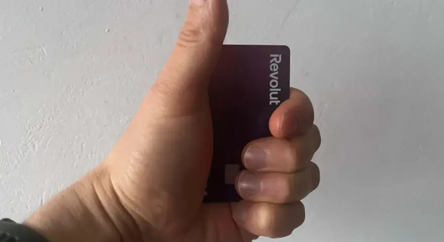 Kciuk w górę z kartą Revolut. Nawet jeśli komornik z Aion Banku zapuka, Revolut pomoże.