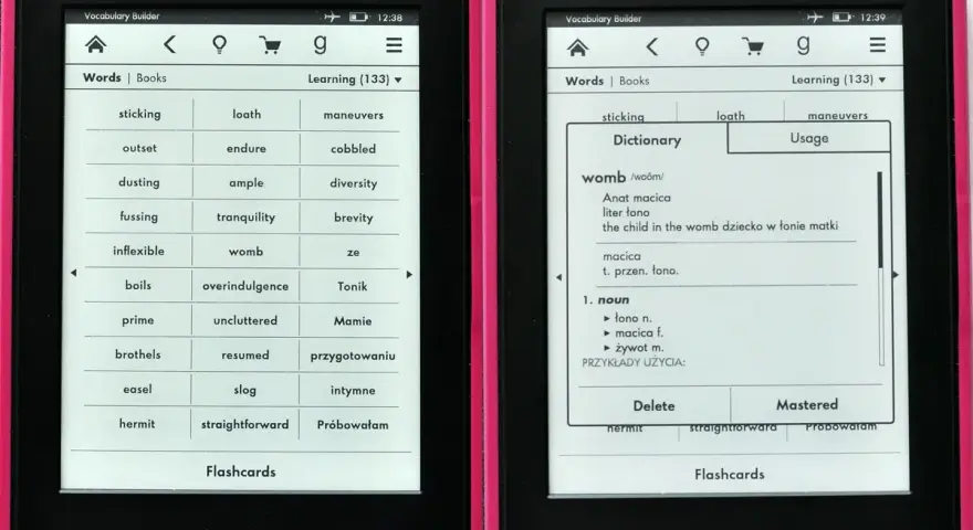 Dwa czytniki Kindle z różowymi ramkami. Na ekranach widoczne są listy słówek i definicje, pokazujące funkcjonalność nauki słówek, idealne do nauki języków obcych na Kindlu.