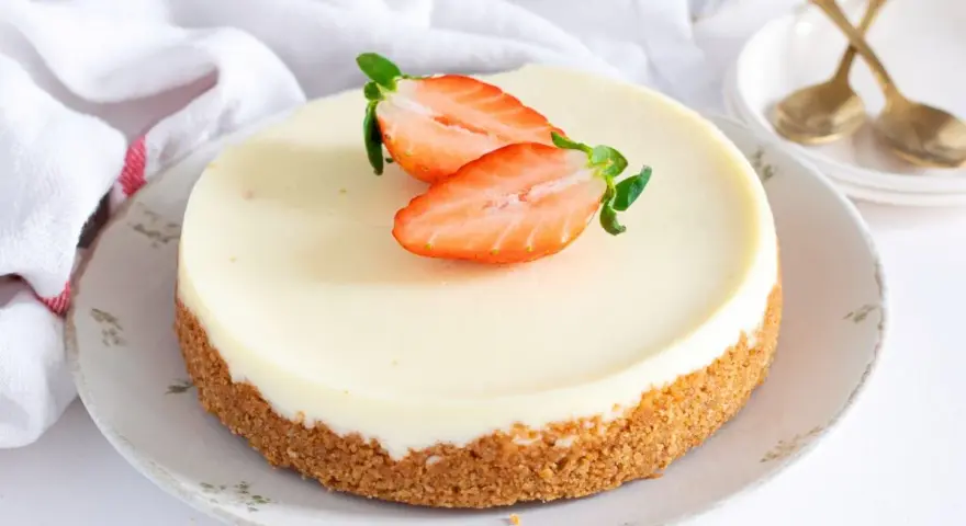 Deliciosa tarta de cuajada con base crujiente y fresas frescas. Perfecta para cualquier ocasión.