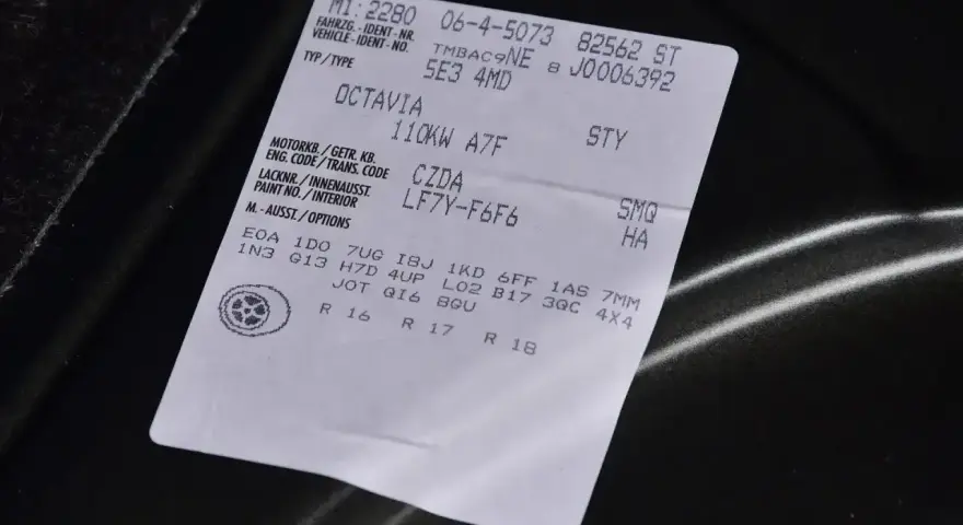 Naklejka z danymi pojazdu Skoda Octavia, zawiera m.in. numer silnika CZDA.