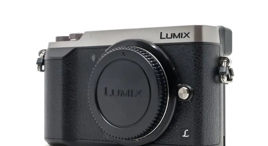 Appareil photo Lumix GX9, prêt pour un test. Son design compact et sa finition texturée en font un objet attrayant.
