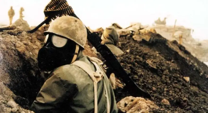 Soldado con máscara de gas en una trinchera, listo para el combate en la guerra Irán-Irak 1980.