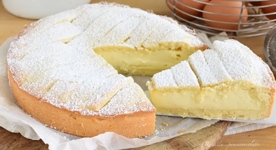 Una deliziosa crostata con crema pasticcera, cosparsa di zucchero a velo, pronta per essere gustata.