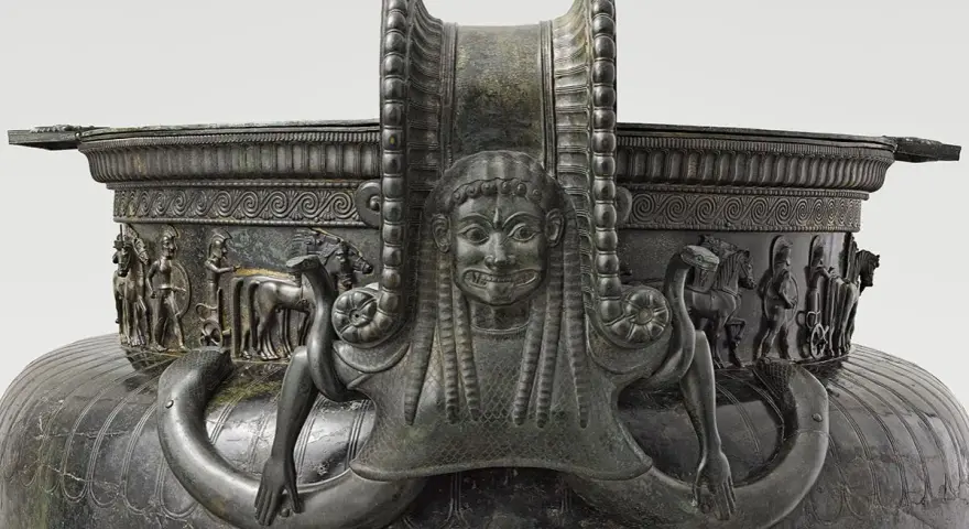 Détail du vase de Vix : une figure féminine aux longs cheveux, entourée de serpents, orne ce chef-d'œuvre antique.