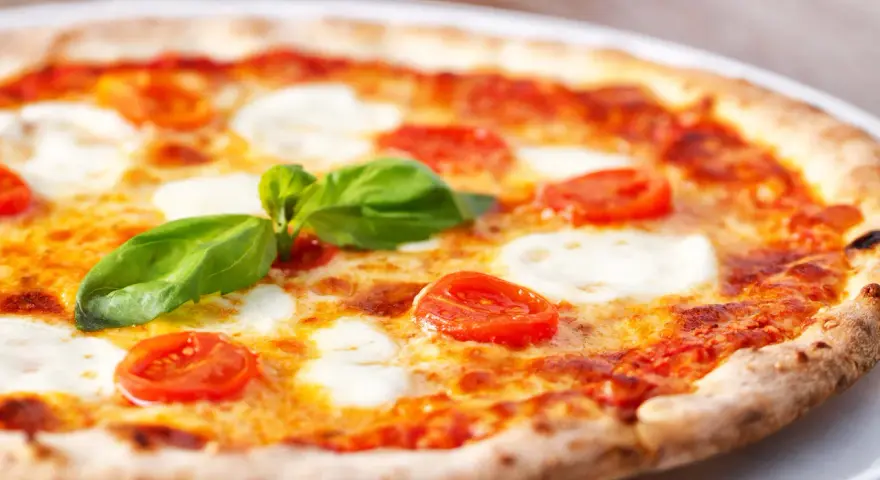 Jak zrobić pizzę jak z pizzerii? Przepis i triki pizzaiolo