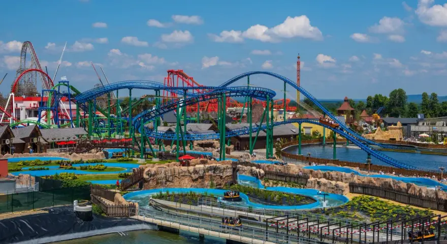 Widok na park rozrywki Energylandia z kolejkami górskimi i wodnymi atrakcjami.