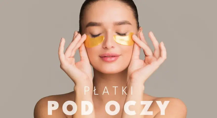 Kobieta z zamkniętymi oczami delikatnie poprawia złote płatki pod oczami. Dowiedz się, jak nakładać płatki pod oczy dla promiennej skóry.