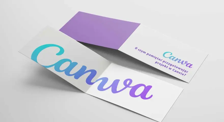 Dwa otwarte ulotki z logo Canva. Jedna z nich zawiera tekst "O czym pamiętać przygotowując projekt w Canvie?", sugerując łatwe drukowanie projektów.