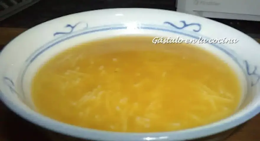 Tazón de sopa de pollo casera con fideos finos.