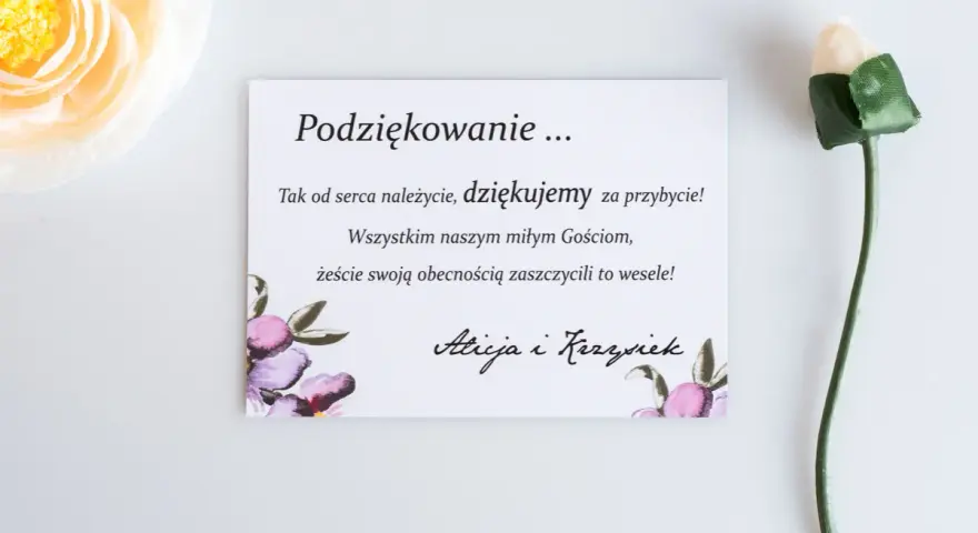 Kartka z podziękowaniami za przybycie na wesele, ozdobiona kwiatami. Alicja i Krzysiek dziękują Gościom.