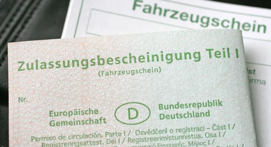 Deutsche Zulassungsbescheinigung Teil I, auch Fahrzeugschein genannt, mit EU-Symbol und Länderkennzeichen D.