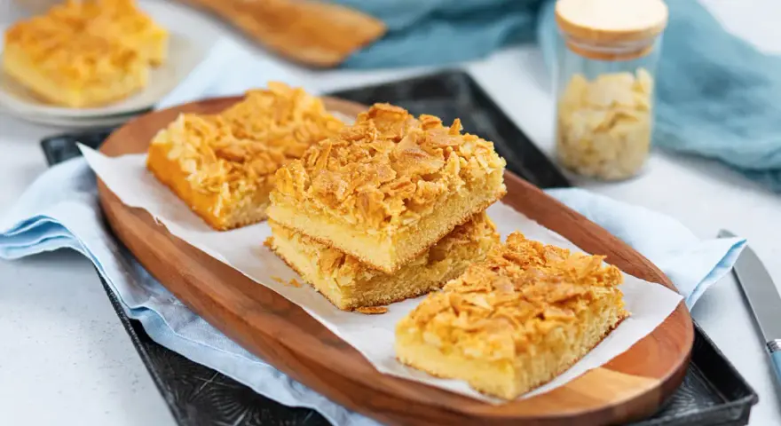 Saftiger Blechkuchen mit knuspriger Mandel-Decke, perfekt für ein schnelles Tassenkuchen Rezept.