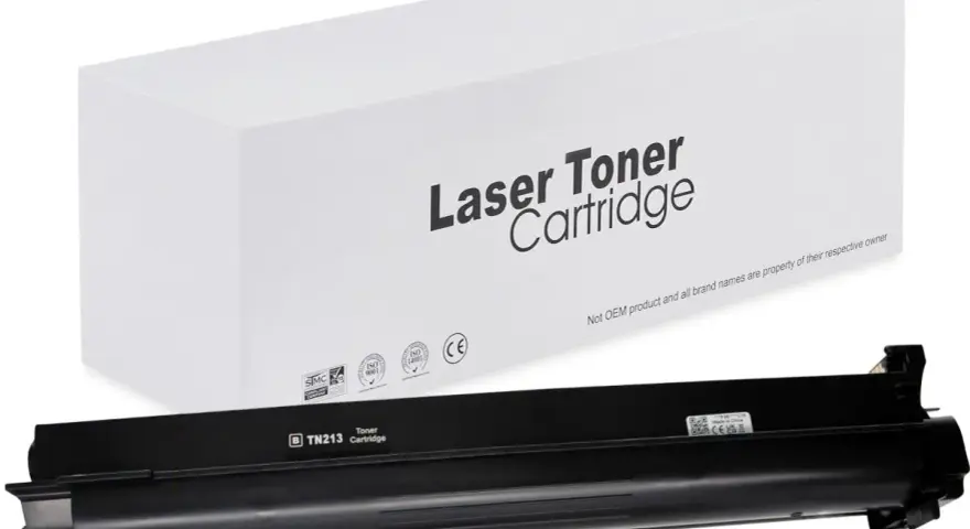 Czarny toner TN213 do drukarki laserowej, zapakowany w białe pudełko z napisem "Laser Toner Cartridge". Certyfikaty ISO i CE.