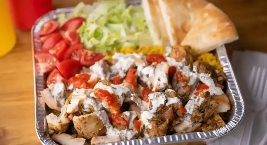 Pyszna shoarma z kurczakiem, ryżem, pomidorami, sałatą i pitą. Tak wygląda danie, które wielu pyta: shoarma co to.