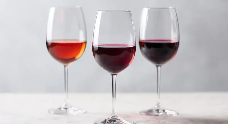 Tre glas med vin, perfekt för att välja rätt vin till ryggbiff.
