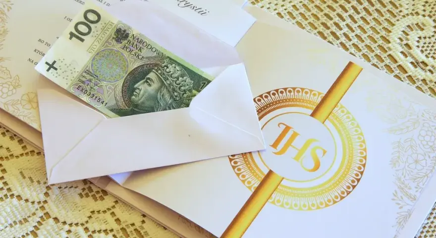 Ile dać w kopertę na komunię? Odpowiednie kwoty i porady