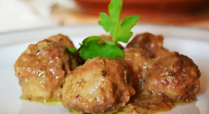 Deliciosas albóndigas en salsa de almendras, un plato casero que invita a repetir.