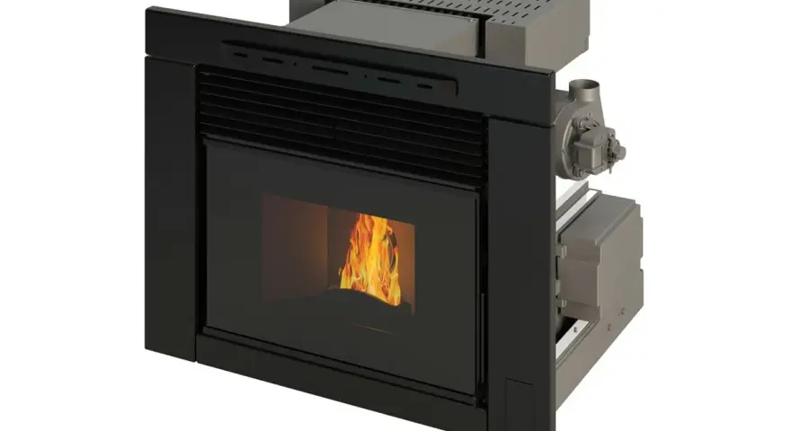 Chimenea de pellets moderna con puerta de cristal y llama encendida. Diseño elegante en negro con detalles metálicos.