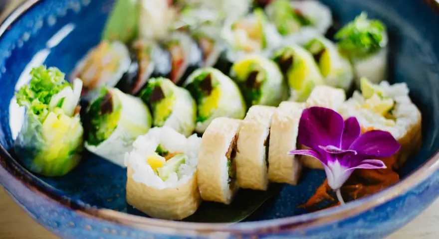 Czy pies może jeść sushi? Dowiedz się, co może mu zaszkodzić
