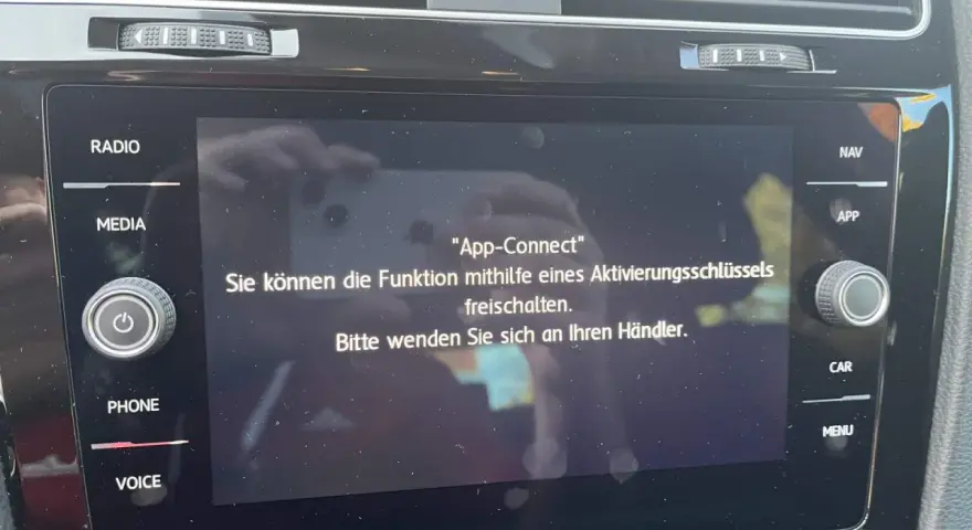 VW Golf 7 Display zeigt "App-Connect" an. Um die Funktion freizuschalten, wird ein Aktivierungsschlüssel benötigt. Kontaktieren Sie Ihren Händler für Ihren VW Golf 7 Carplay freischalten.