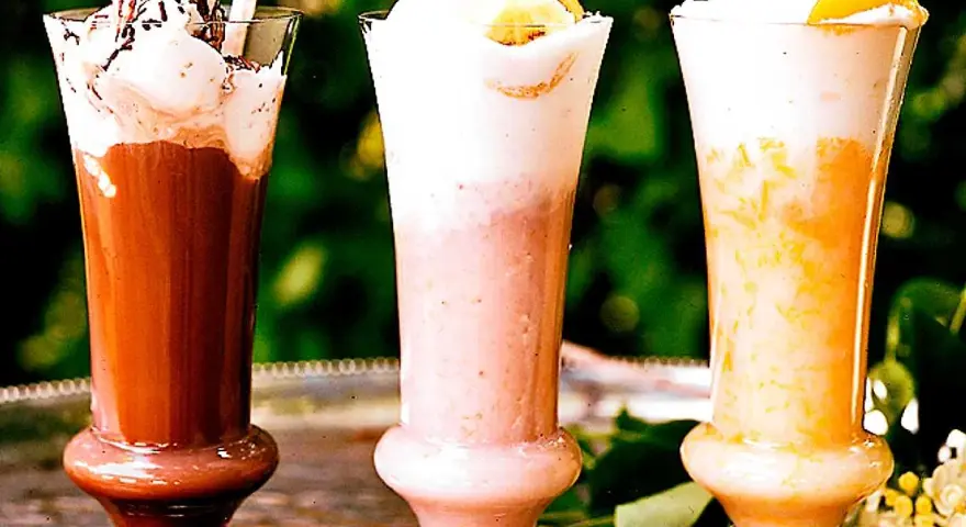 Tre läckra milkshakes i glas: choklad, jordgubb och aprikos. Perfekt för ett somrigt milkshake recept.