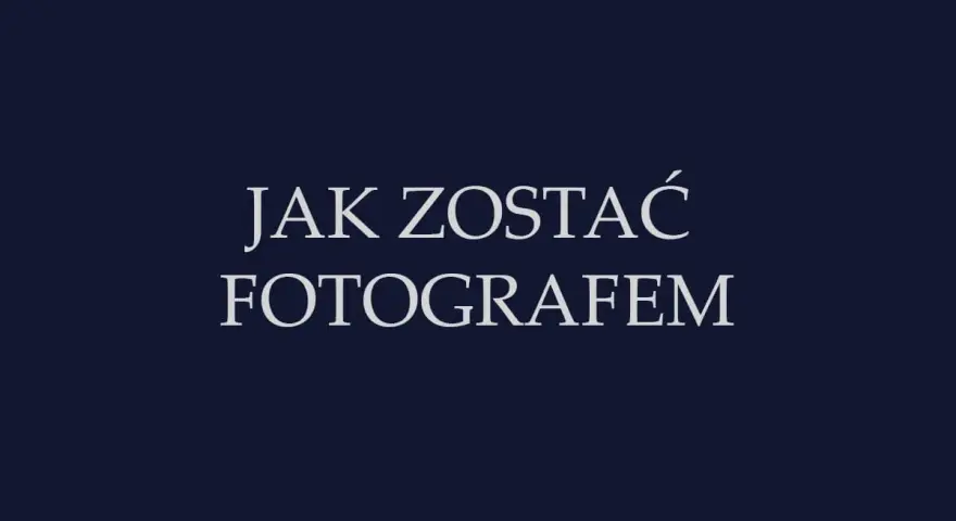 Napis "Jak zostać fotografem" na granatowym tle.