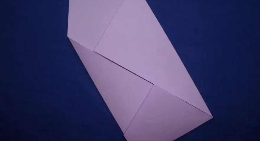 Krok 9: papierowa koperta prawie gotowa. Złóż dolne rogi do środka, by zakończyć składanie koperty.