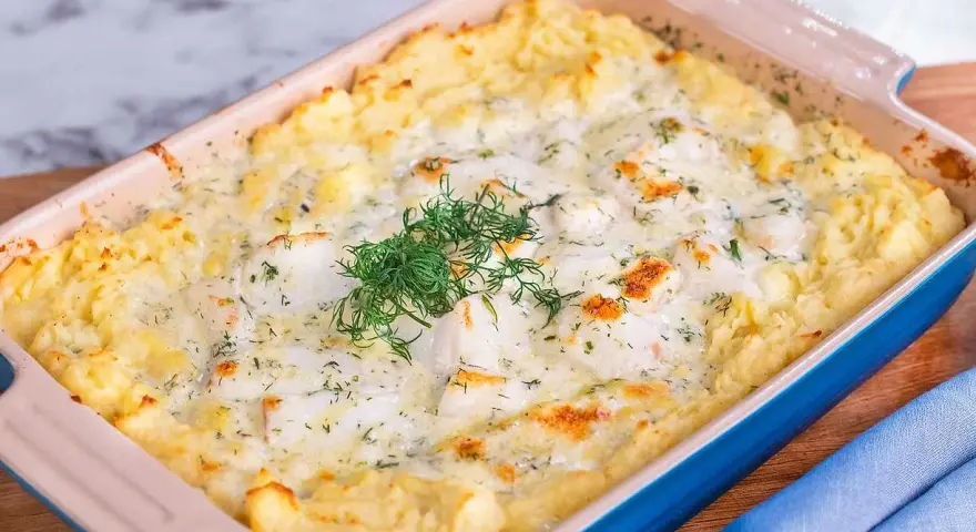 En krämig fiskgratäng med potatismos, perfekt för ett alaska pollock recept. Garnerad med färsk dill.