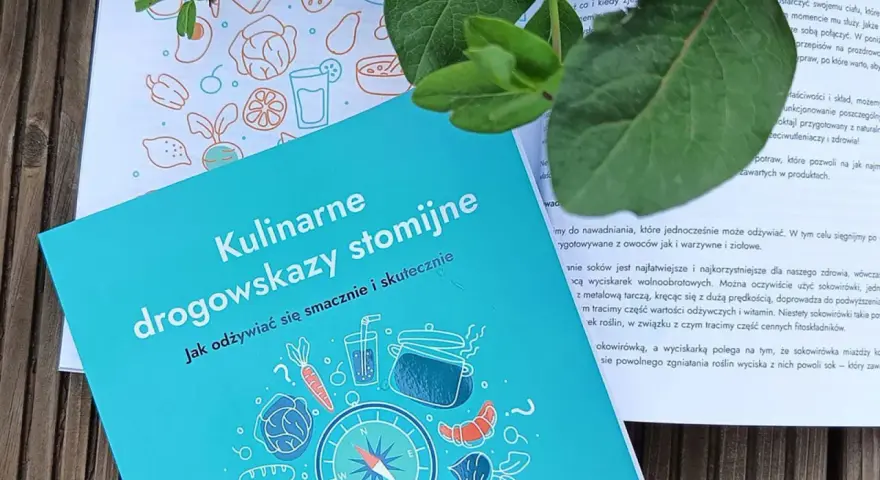 Okładka książki "Kulinarne drogowskazy stomijne" z ilustracjami warzyw, owoców i naczyń.