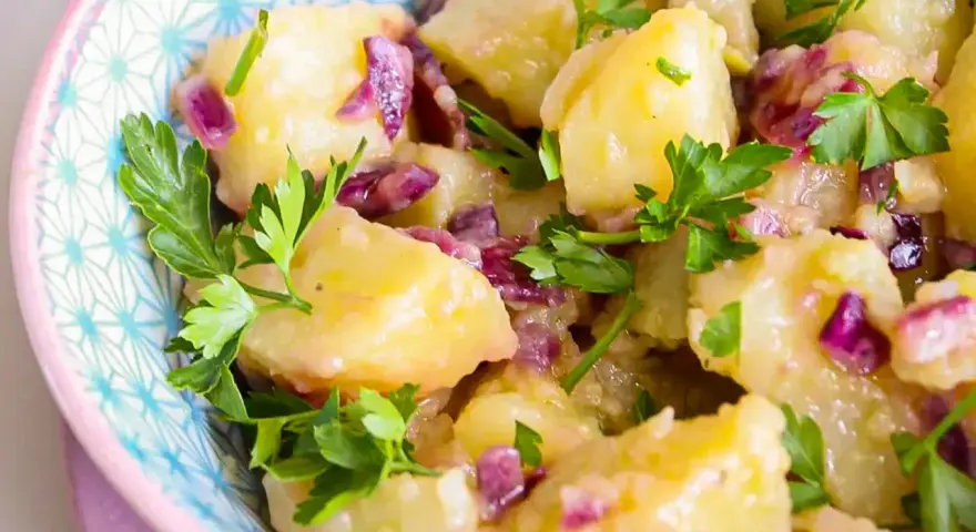 Salade de pommes de terre crémeuse avec oignons rouges et persil frais, un assaisonnement salade de pommes de terre parfait.