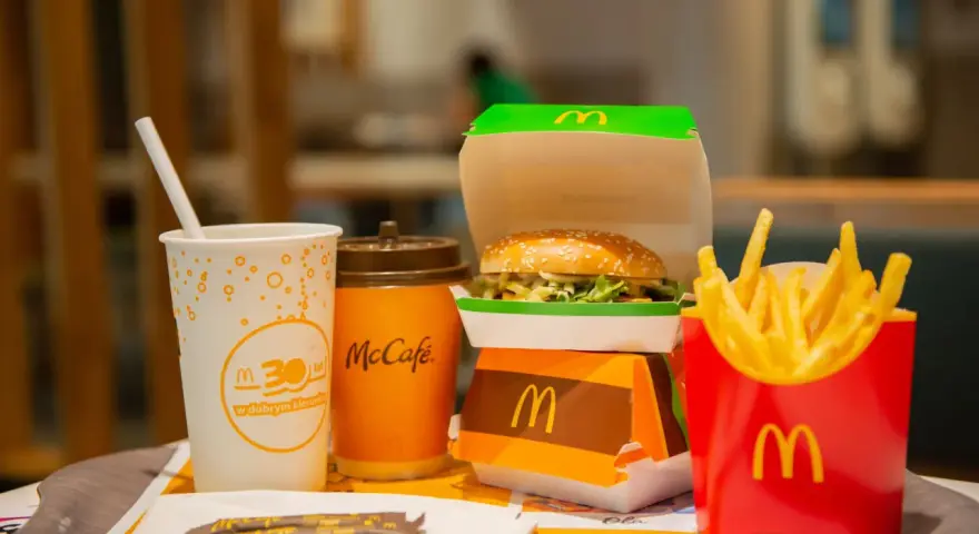 McChicken kcal w zestawie z frytkami i napojem z McCafe. Idealny posiłek na szybki lunch.