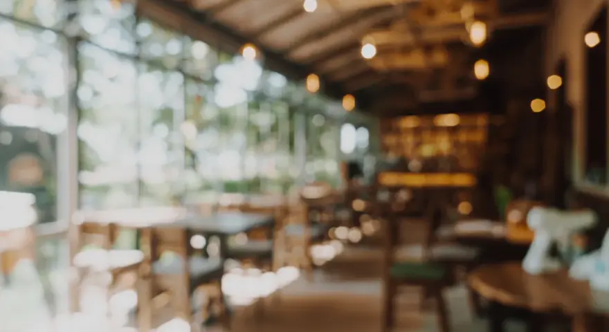 Ambiente acogedor para comer en Gandía, con mesas de madera y luces cálidas.