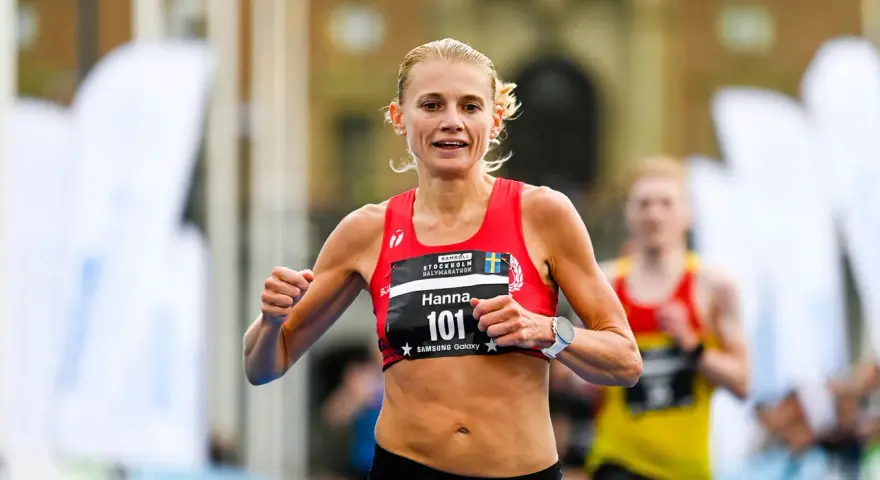 Hanna Lindholm tävlar i halvmaraton, nummer 101, med fokus och beslutsamhet.