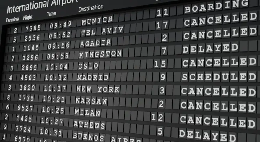 Tablica odlotów: wiele lotów Stena Line odwołane, w tym do Oslo, Nowego Jorku i Warszawy. Niektóre loty opóźnione.