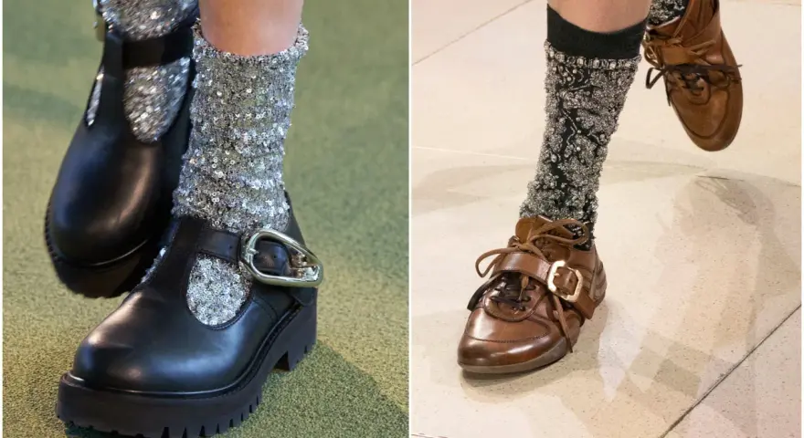 Czarne i brązowe modne buty na jesień z błyszczącymi skarpetkami. Eleganckie i stylowe, idealne na chłodniejsze dni.