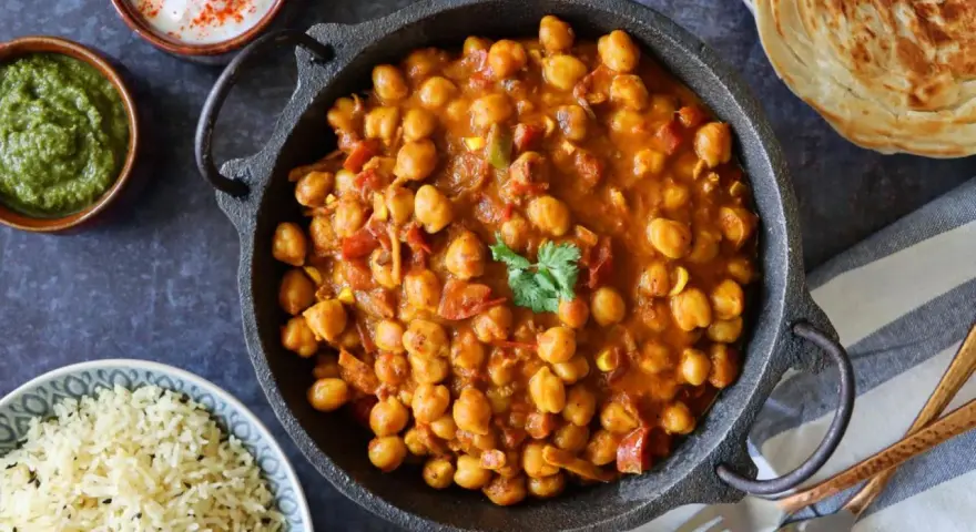 Potaje de garbanzos en salsa con cilantro, acompañado de arroz blanco y pan.