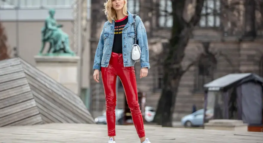 Jakie spodnie do czerwonej bluzy? Oto najlepsze stylizacje na każdą okazję