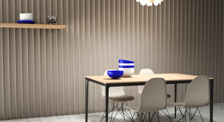 Paredes acanaladas que disimulan imperfecciones, mesa de comedor con sillas modernas y un estante con decoración.