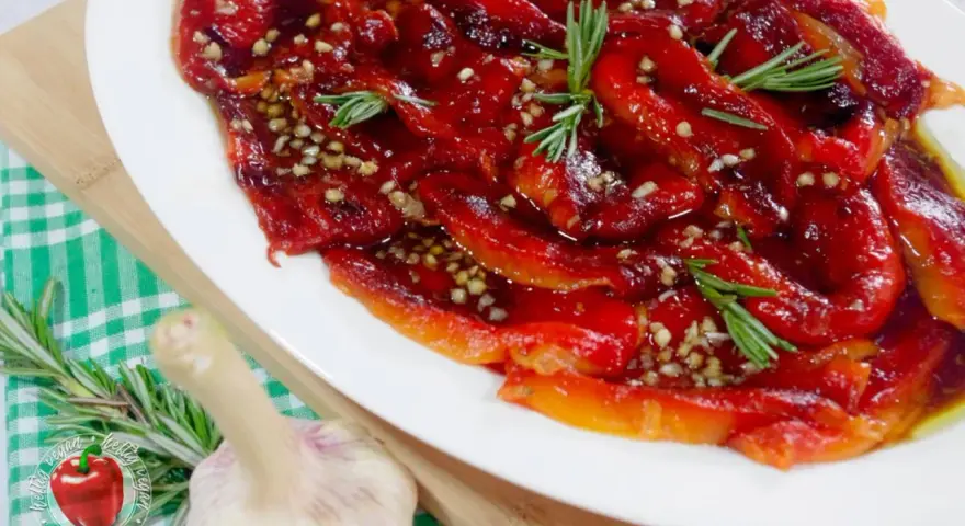 Geröstete Paprika in Öl mit Knoblauch und Rosmarin, ein köstliches Paprika Antipasti Rezept aus der Pfanne.