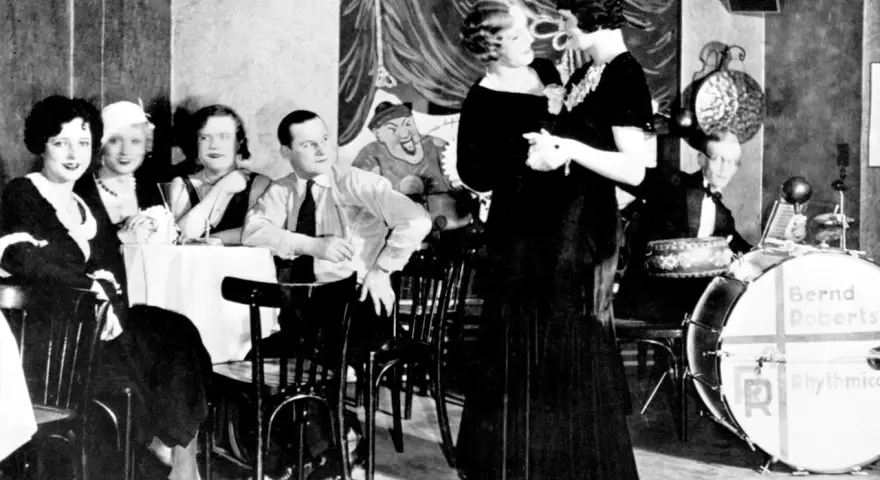 Tanzpaar in einem Berliner Nachtclub, Berlin 1920. Musiker im Hintergrund, Gäste an Tischen.