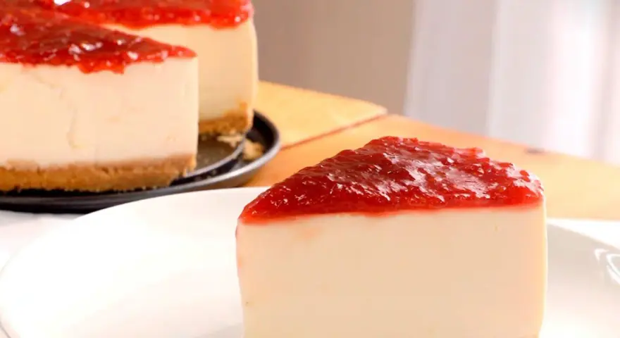 Deliciosa tarta de queso sin horno con cobertura de fresa, cremosa y con base crujiente. ¡Perfecta para cualquier ocasión!