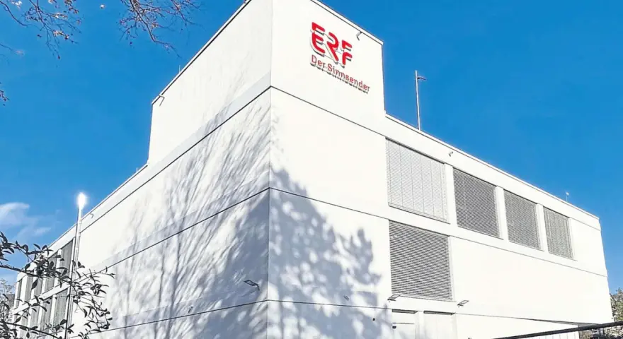 Das Gebäude von ERF, "Der Sinn-Sender", strahlt in der Sonne.