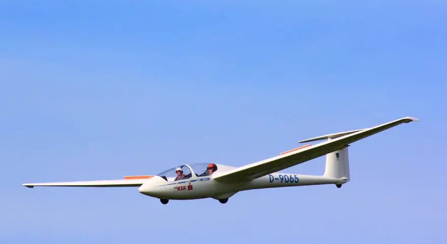 Dwóch pilotów w szybowcu D-9065. Chcesz wiedzieć, jak zostać pilotem samolotu? Zacznij od nauki latania szybowcem!