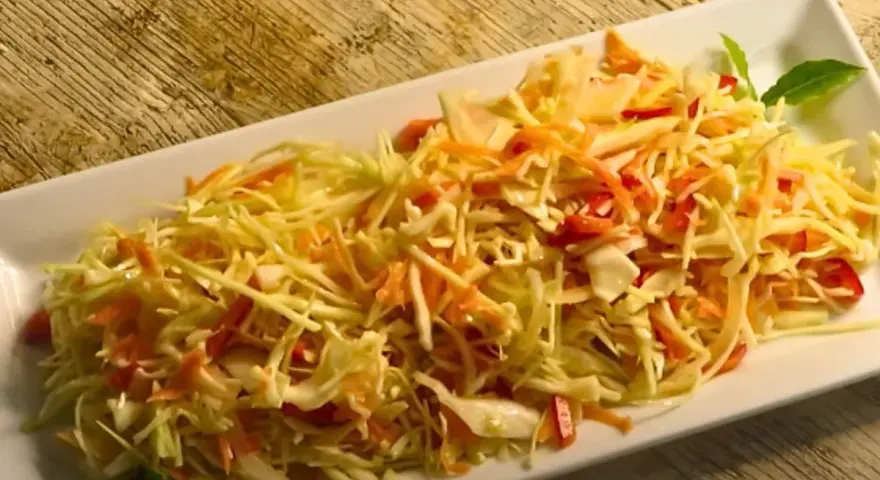 Sałatka jak z chińskiej restauracji – idealny przepis na chrupiącą surówkę