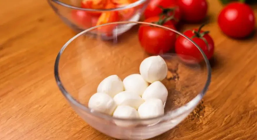 Ile kcal ma mozzarella? Sprawdź, co wpływa na kaloryczność sera