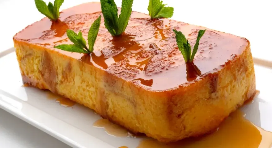 Delicioso pan de calatrava bañado en caramelo y decorado con hojas de menta fresca.