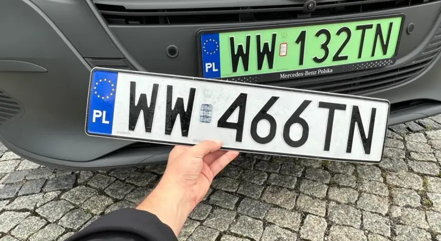 Nowe tablice rejestracyjne WW 466TN czekają na montaż. Ile dni na przerejestrowanie auta? Czas nagli!