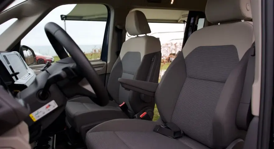 Wygodne fotele i kierownica w vw california wnętrze. Gotowi na podróż?
