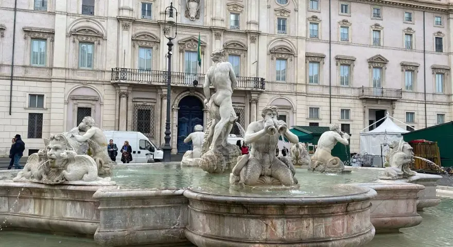 Fontanna Czterech Rzek na Piazza Navona, z barokowym Palazzo Braschi w tle.