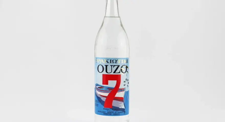 Flasche Ouzo mit der Aufschrift "37,5% VOL". Die Frage "wie viel prozent hat ouzo" wird hier beantwortet.